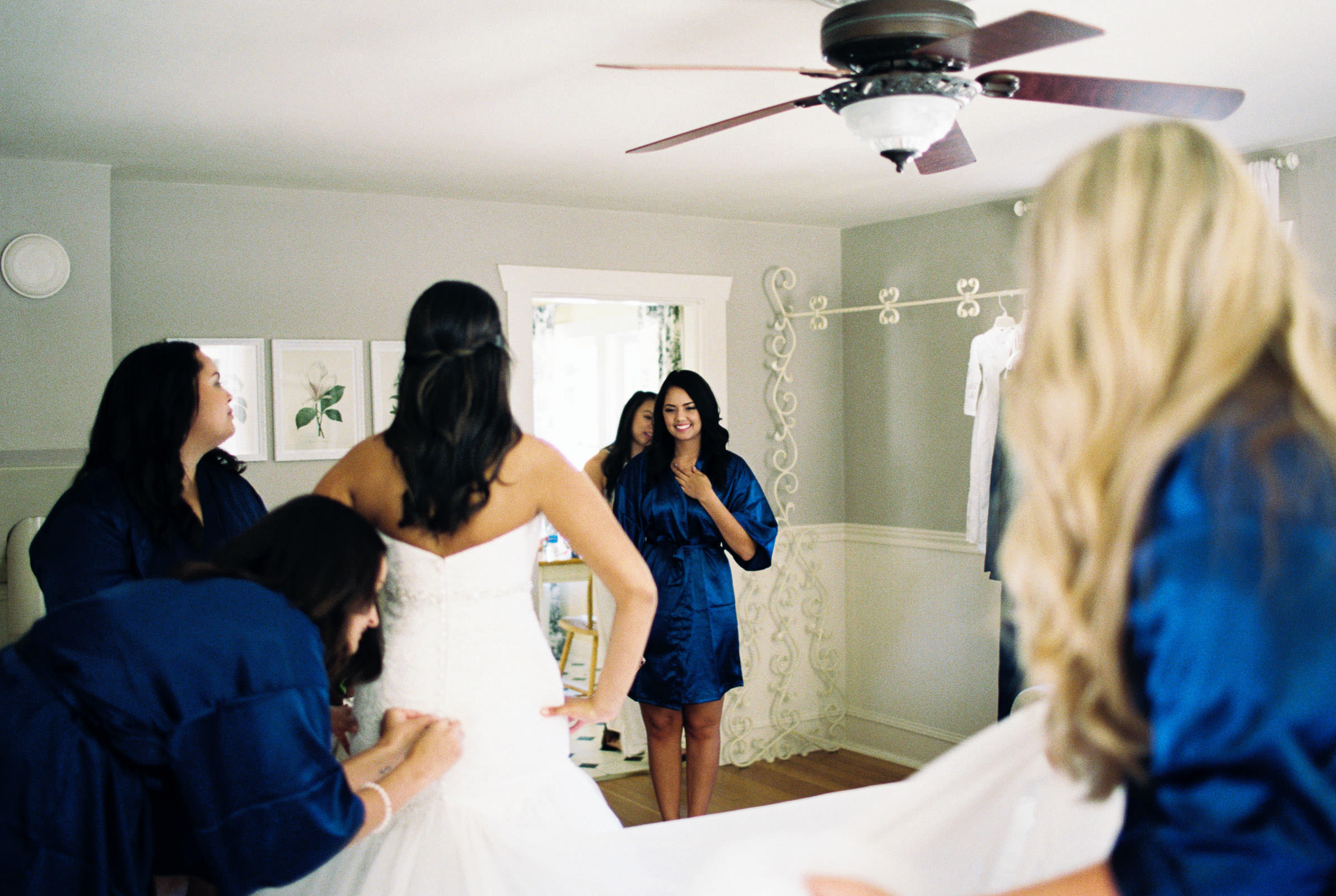 Getting ready at Kelley Farms Bridal Cottage | Seattle Wedding Photographer Anna Peters
