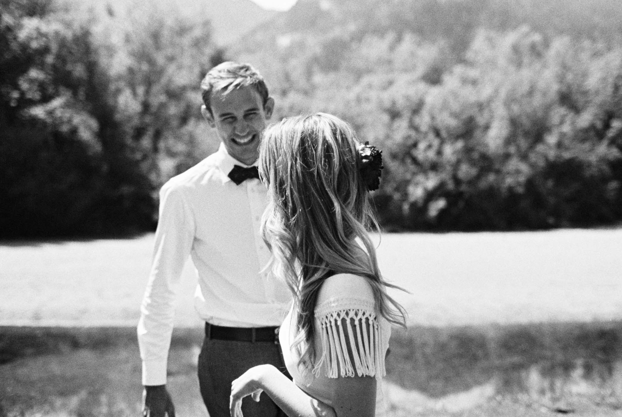 Candid moments at an adventurous Leavenworth wedding